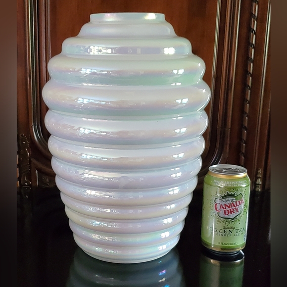 Vntg🤍Large 13" Crisp White Opalescent Irredescent Blown Beehive Glass Vase - Picture 13 of 15